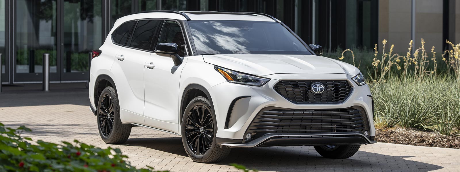 New 2025 Toyota Highlander in Calgary, AB